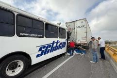 En la Saltillo – Monterrey: Impacta camión de personal contra tráiler