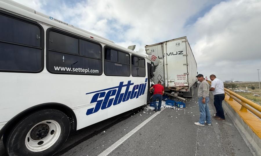 En la Saltillo – Monterrey: Impacta camión de personal contra tráiler