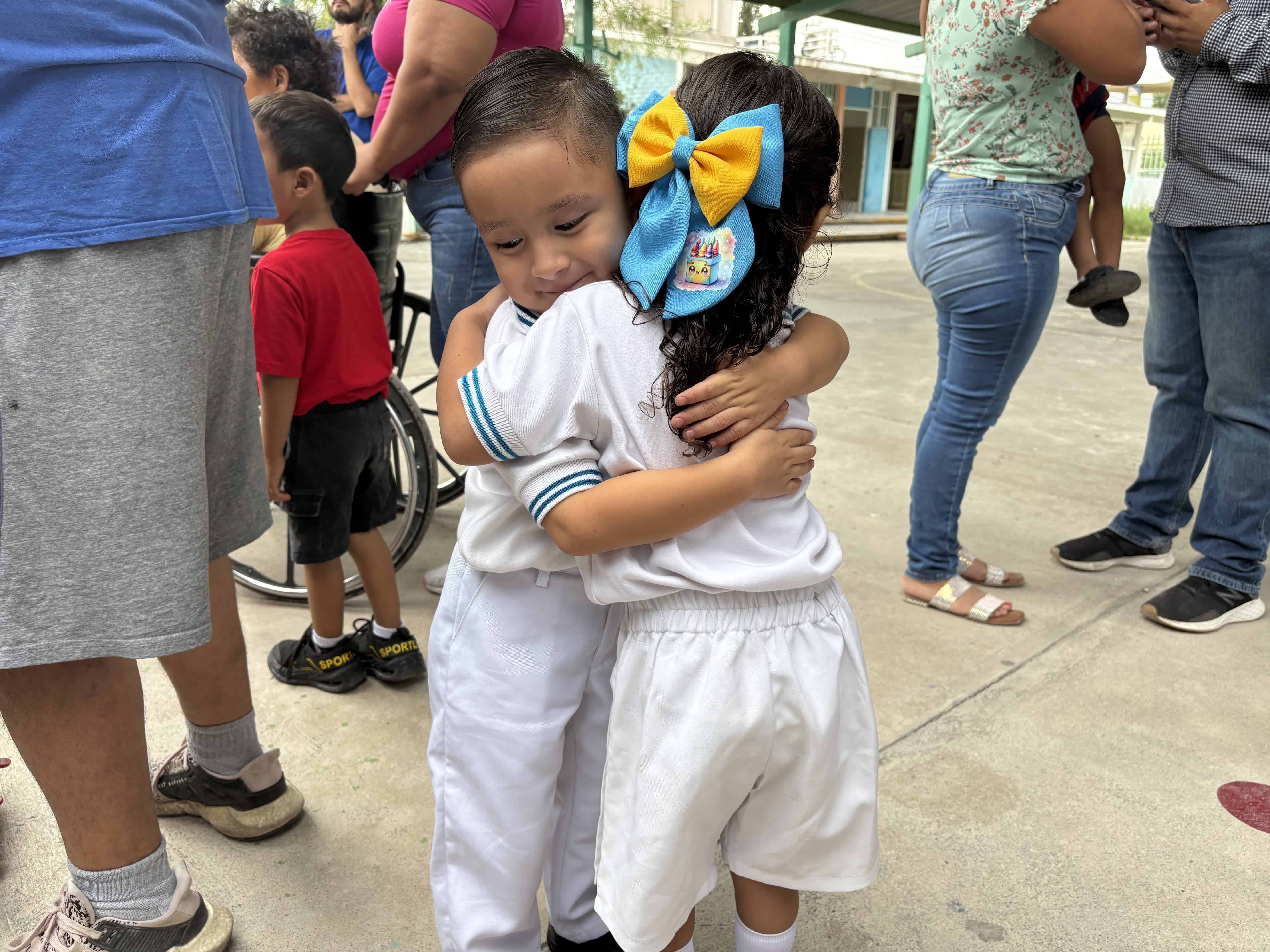 Emoción y lágrimas en el regreso a clases