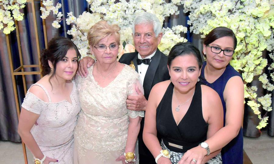 Pareja Cristina Aguilar y Pedro Velázquez festeja 50 años de matrimonio