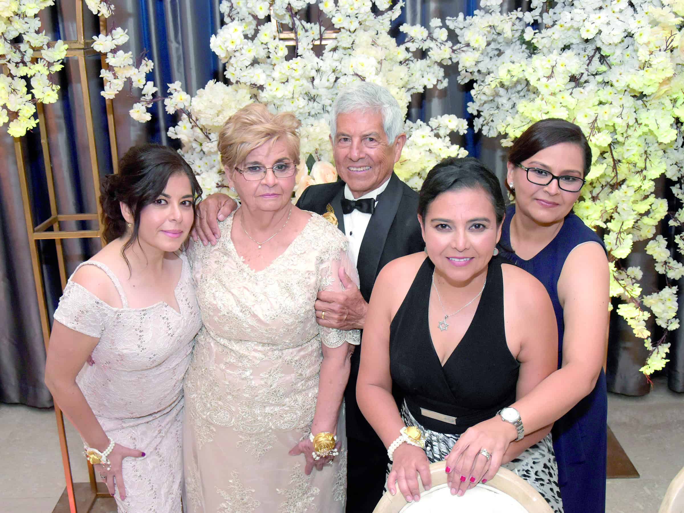Pareja Cristina Aguilar y Pedro Velázquez festeja 50 años de matrimonio