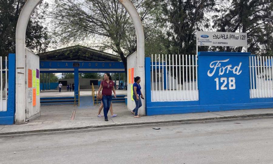 Fumigación en escuela Ford 128 por presencia de garrapatas
