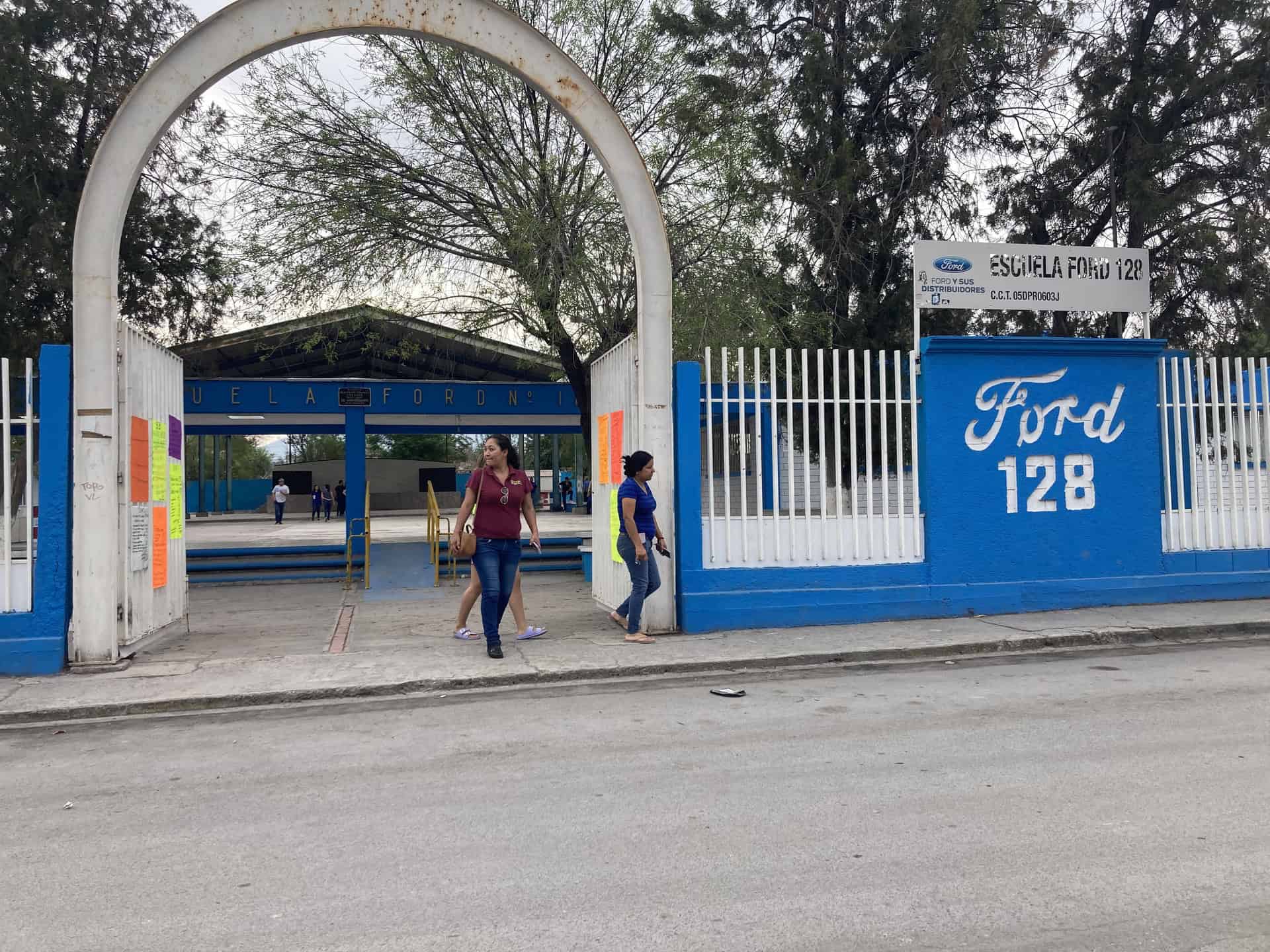 Fumigación en escuela Ford 128 por presencia de garrapatas