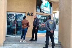 Clientes exigen entrega de vehículos tras presunto fraude en agencia