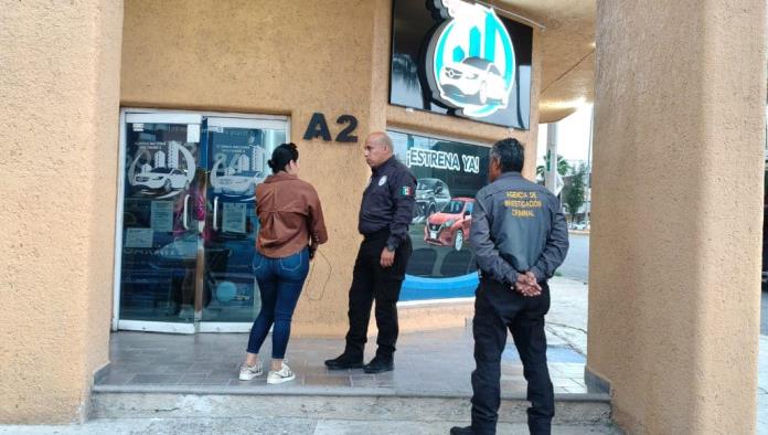 Clientes exigen entrega de vehículos tras presunto fraude en agencia