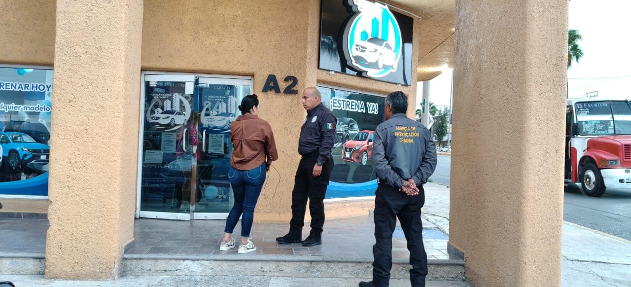 Clientes exigen entrega de vehículos tras presunto fraude en agencia