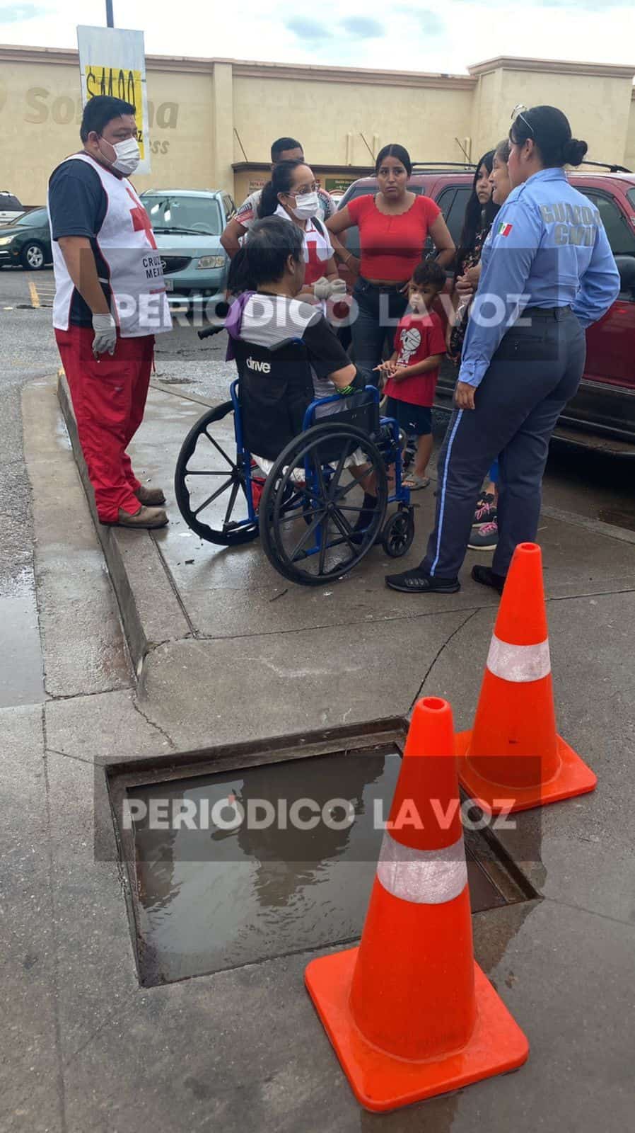 Padre e hija caen en alcantarilla abierta