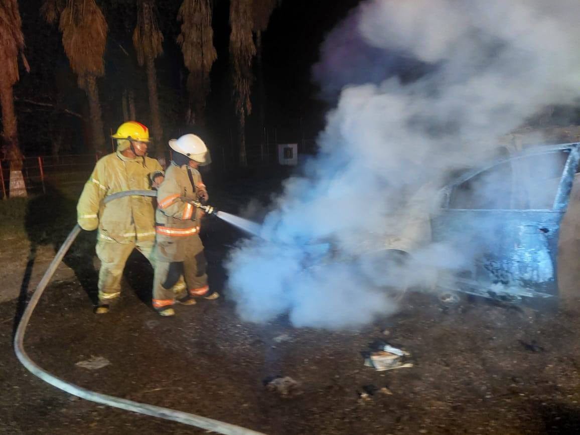Vehículo se incendia en la carretera 57 a la altura de Morelos
