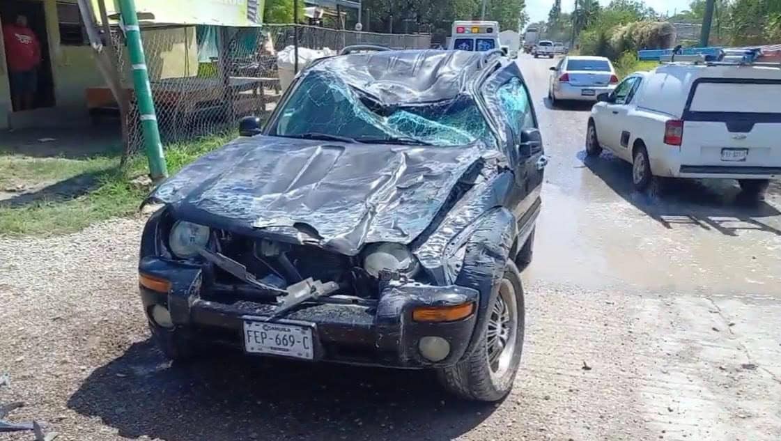 Tráiler vuelca y aplasta una camioneta en Nava