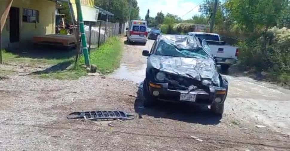 Tráiler vuelca y aplasta una camioneta en Nava