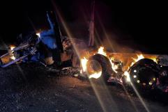 INCENDIO DE TRÁILER MOVILIZA A CUERPOS DE EMERGENCIA EN CARRETERA FEDERAL 57