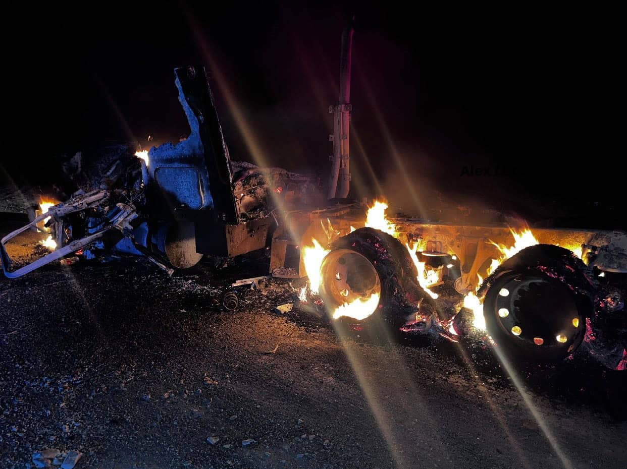 INCENDIO DE TRÁILER MOVILIZA A CUERPOS DE EMERGENCIA EN CARRETERA FEDERAL 57