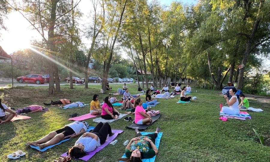 EXITOSA JORNADA DE RELAJACIÓN Y YOGA EN EL PASEO DEL RÍO SABINAS