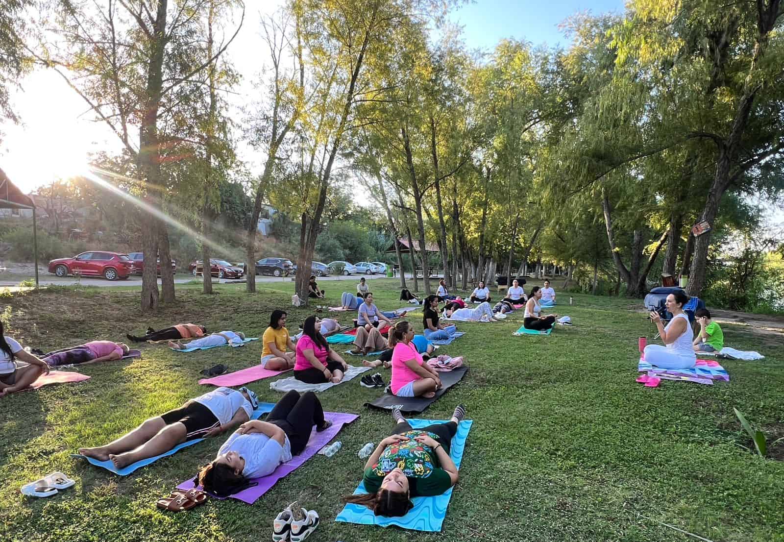 EXITOSA JORNADA DE RELAJACIÓN Y YOGA EN EL PASEO DEL RÍO SABINAS