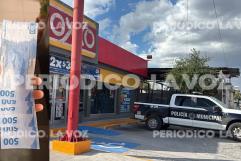 Sujeto busca cambiar billetes falsos en tienda de conveniencia