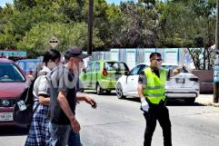 Policías apoyan a estudiantes  en la entrada de secundaria