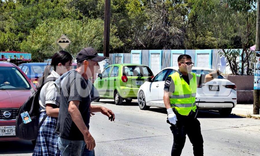 Policías apoyan a estudiantes  en la entrada de secundaria
