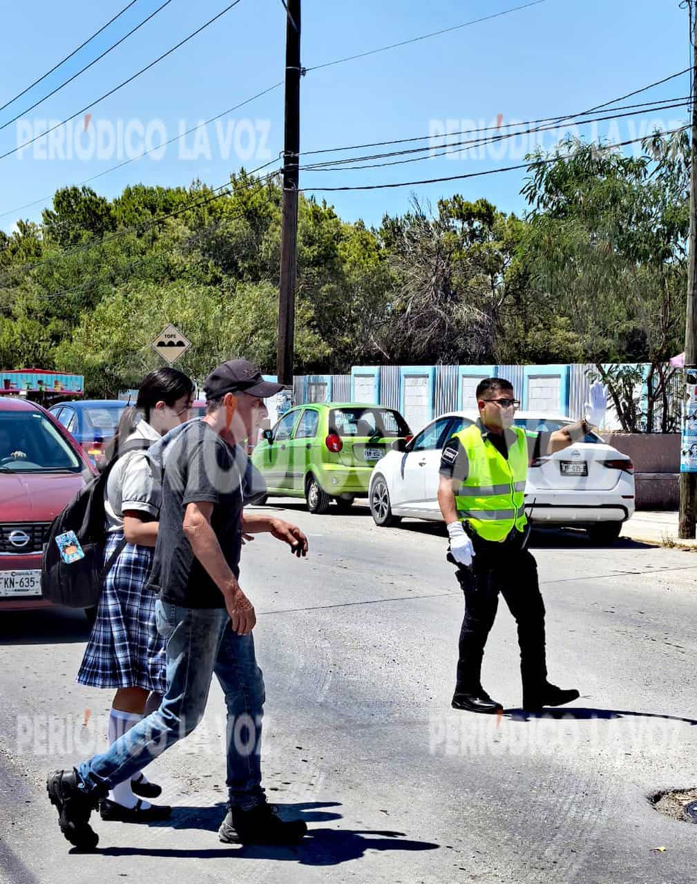 Policías apoyan a estudiantes  en la entrada de secundaria