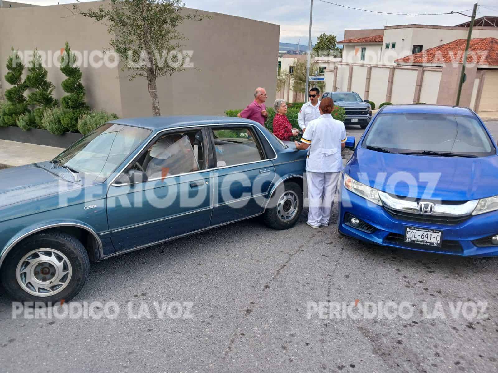 Enfermera provoca choque por imprudencia al echarse de reversa