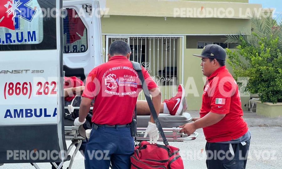 Ciclista termina con la cabeza vendada tras ser embestido por auto en Monclova