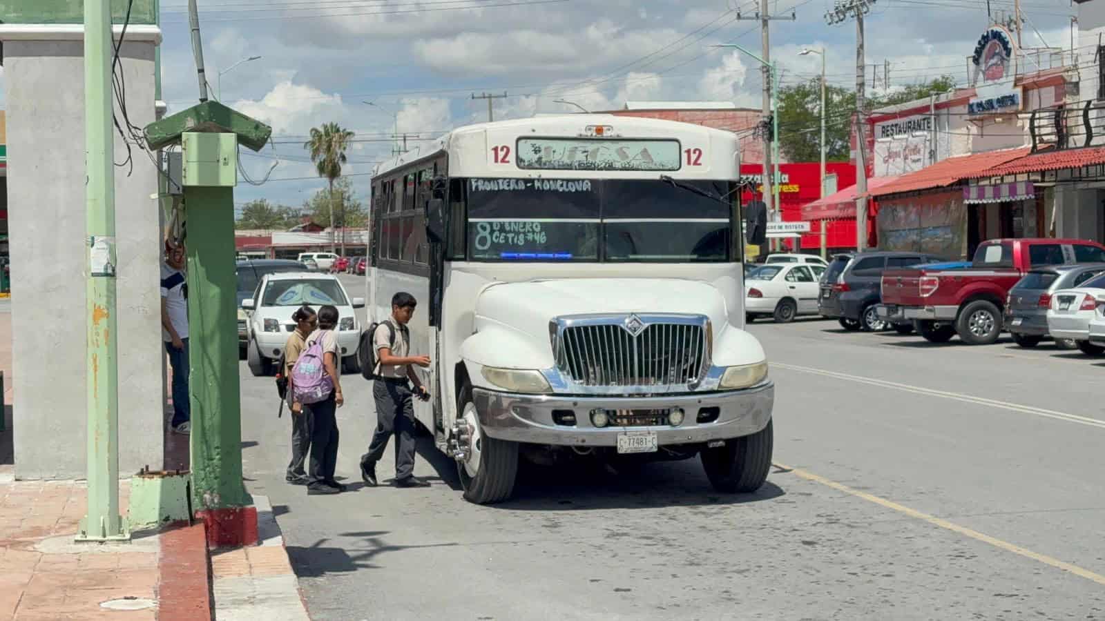 Inspección de unidades y horarios en el transporte intermunicipal
