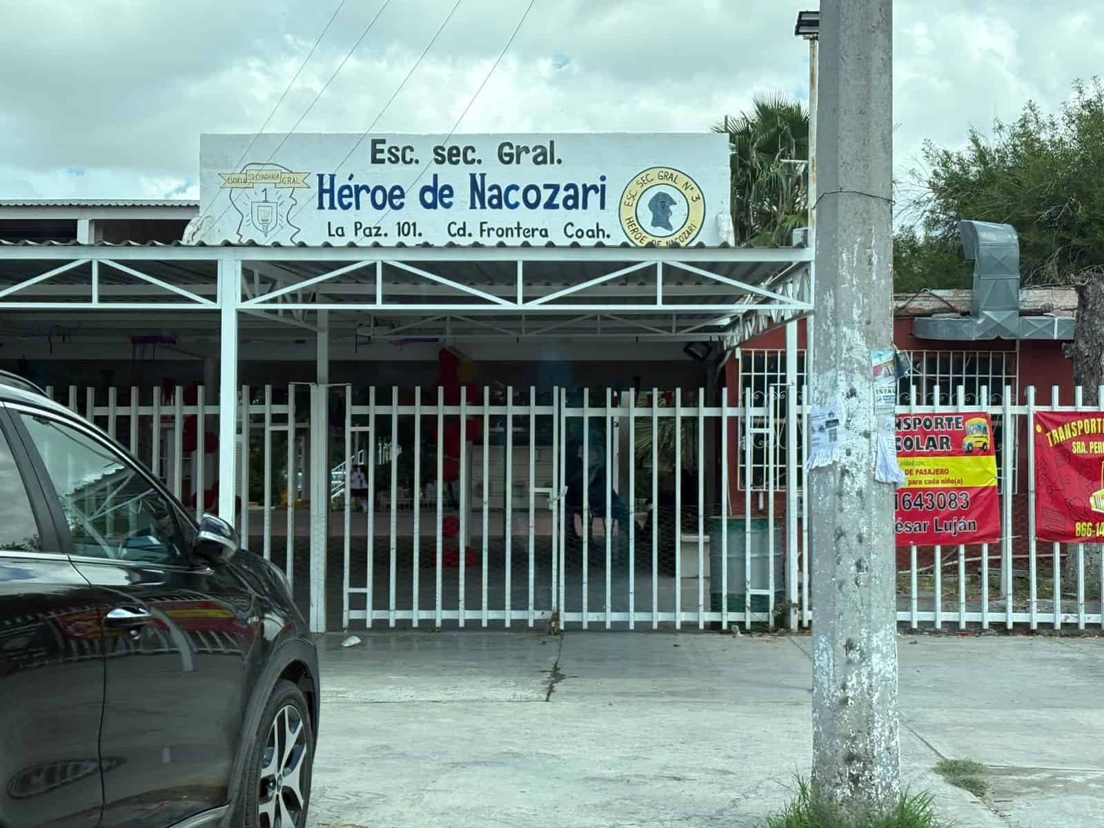 Alumnos y Padres Acusan al Director de Escuela por Precios Excesivos