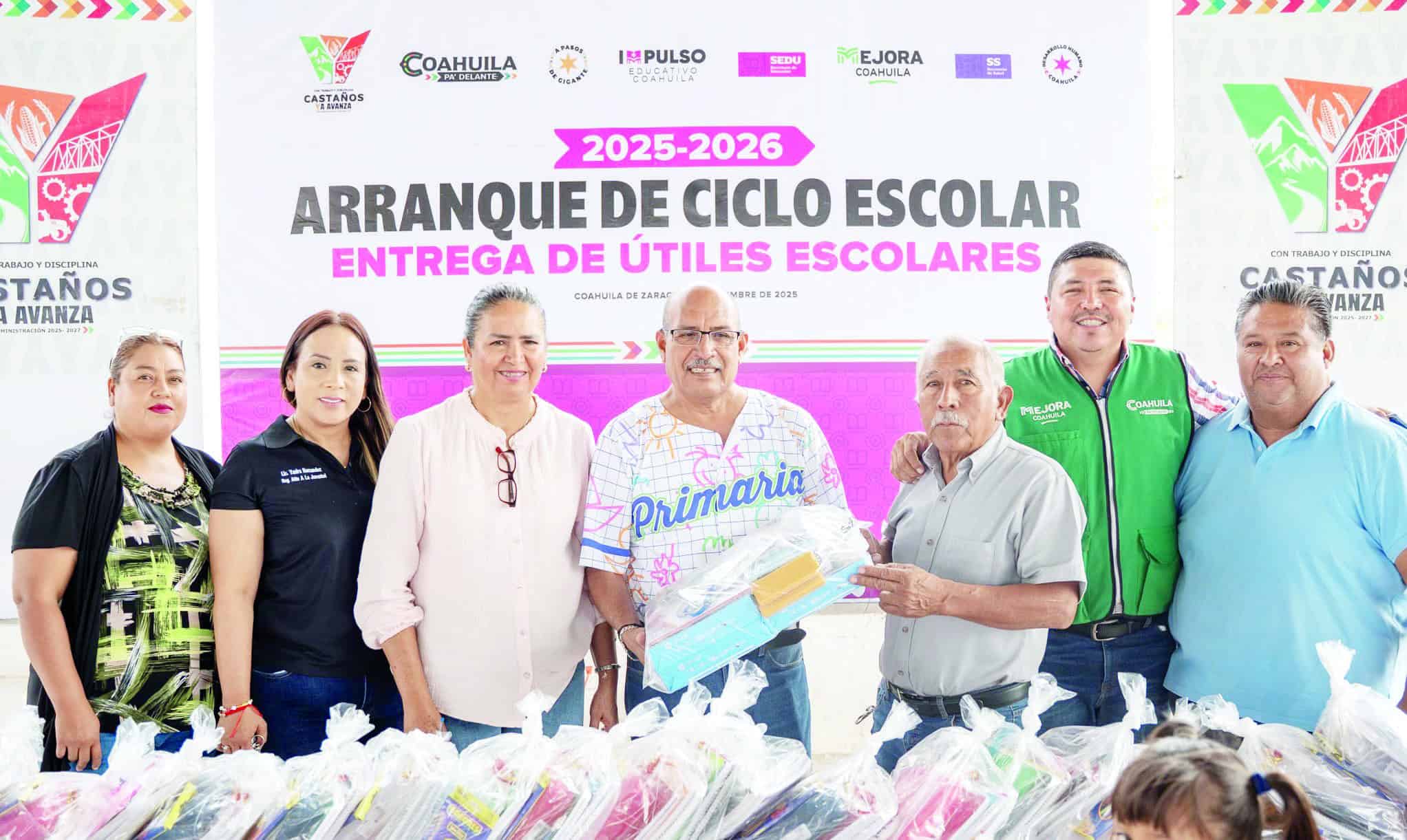 Gobierno de Castaños apoya educación con entrega de útiles escolares