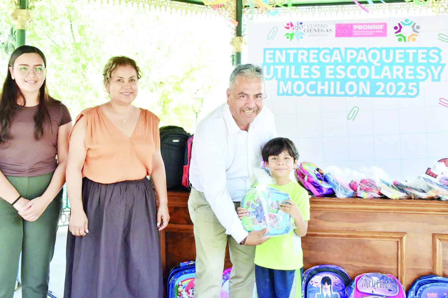 Víctor Leija Vega lidera entrega de mochilas escolares en Cuatro Ciénegas