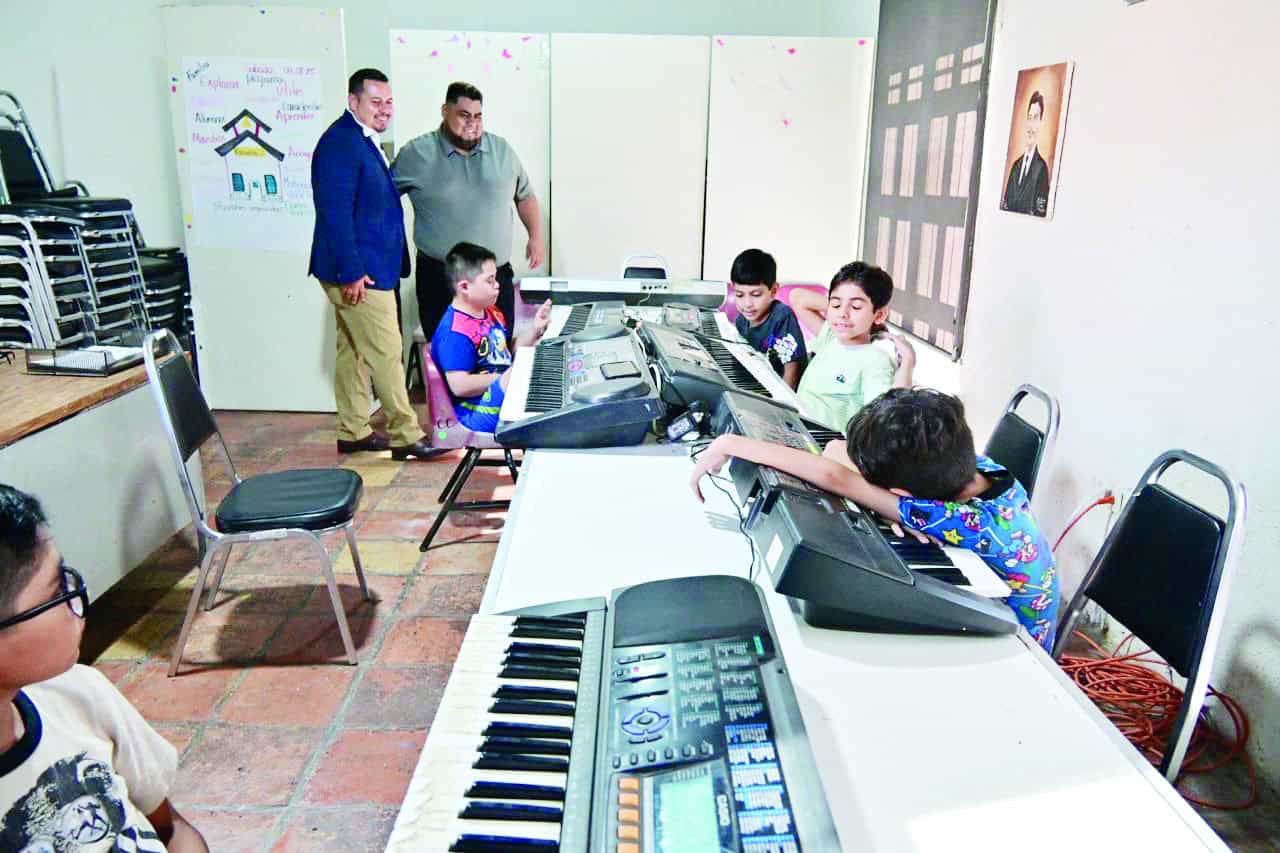 Alcalde de San Buenaventura Visita Talleres Artísticos en Casa de la Cultura