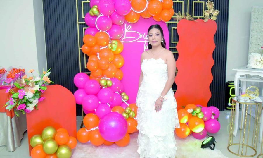 Familia y amigos celebran la próxima boda de Valeria Cristina