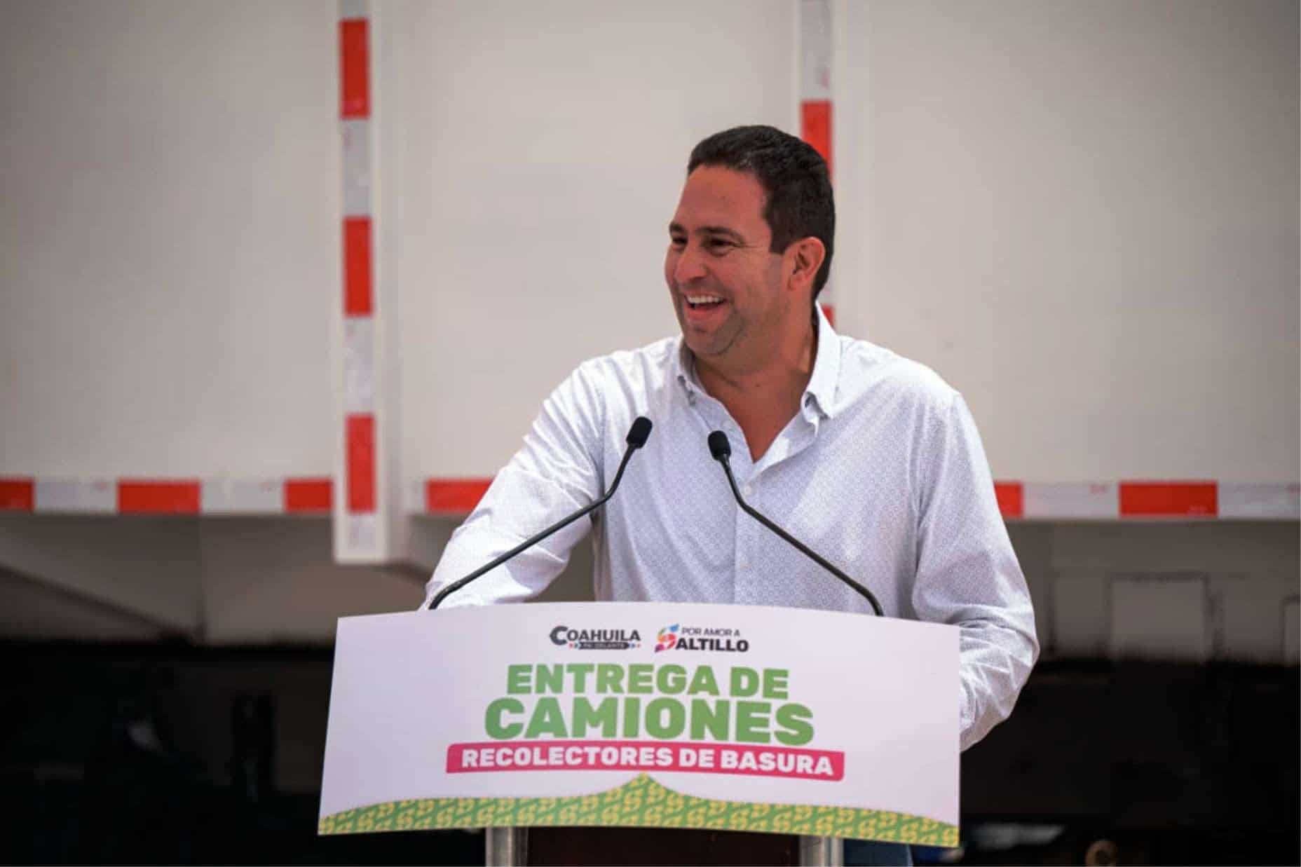 Alcalde Javier Díaz González dona camiones recolectores de basura a Juárez y Candela en Coahuila
