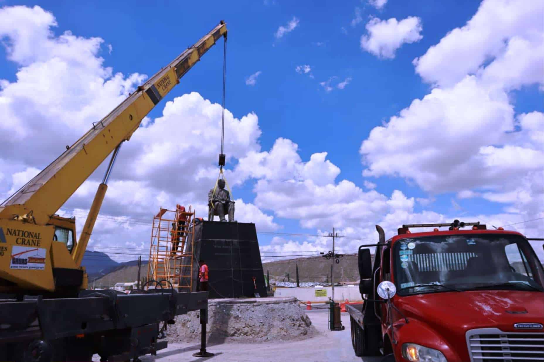 Inician labores de reubicación del Monumento Vito Alessio Robles en Saltillo