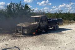 Incendio de camioneta Ford F-150 en Puente Negro controlado por Bomberos de Sabinas