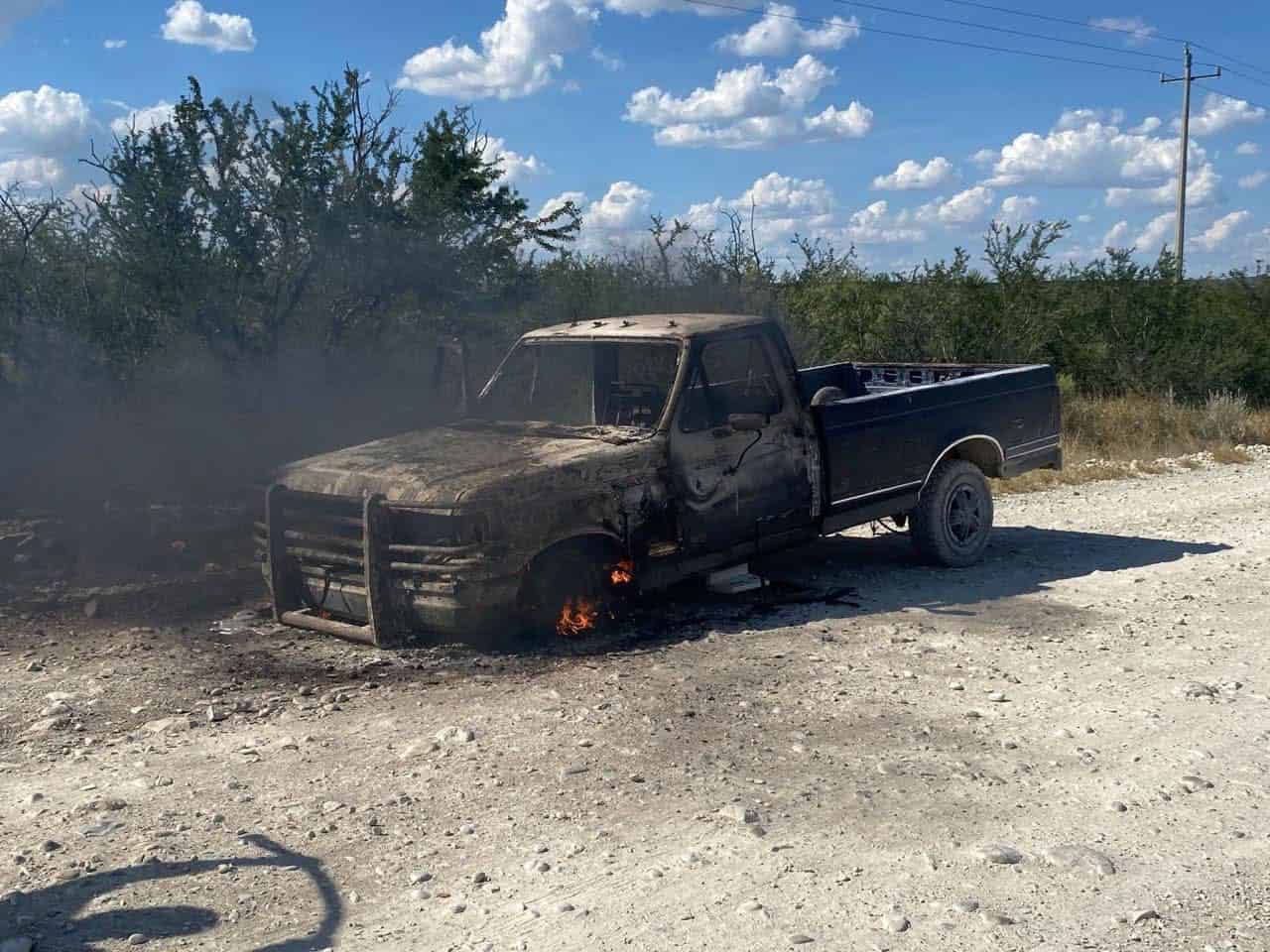 Incendio de camioneta Ford F-150 en Puente Negro controlado por Bomberos de Sabinas