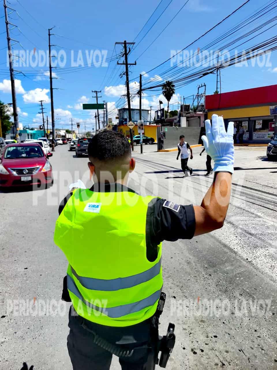 Policías apoyan a estudiantes en la entrada de secundaria