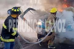 Bomberos controlan incendio en camión de Alpura