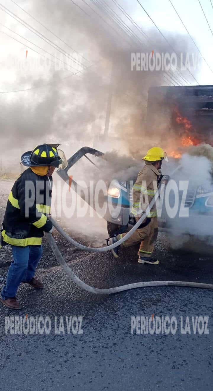 Bomberos controlan incendio en camión de Alpura