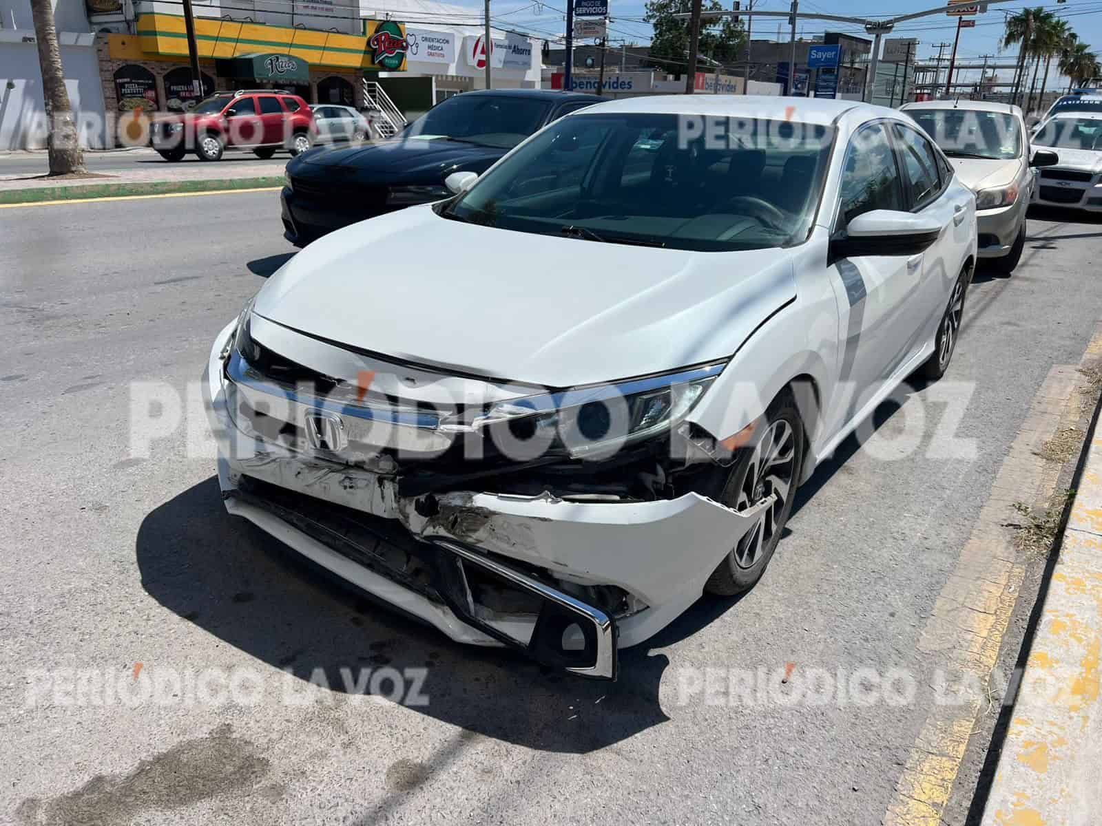Se pasa rojo y  choca con auto