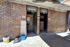 Comerciantes de Fayuca Divididos por Control de Baños en Plaza Miguel Blanco