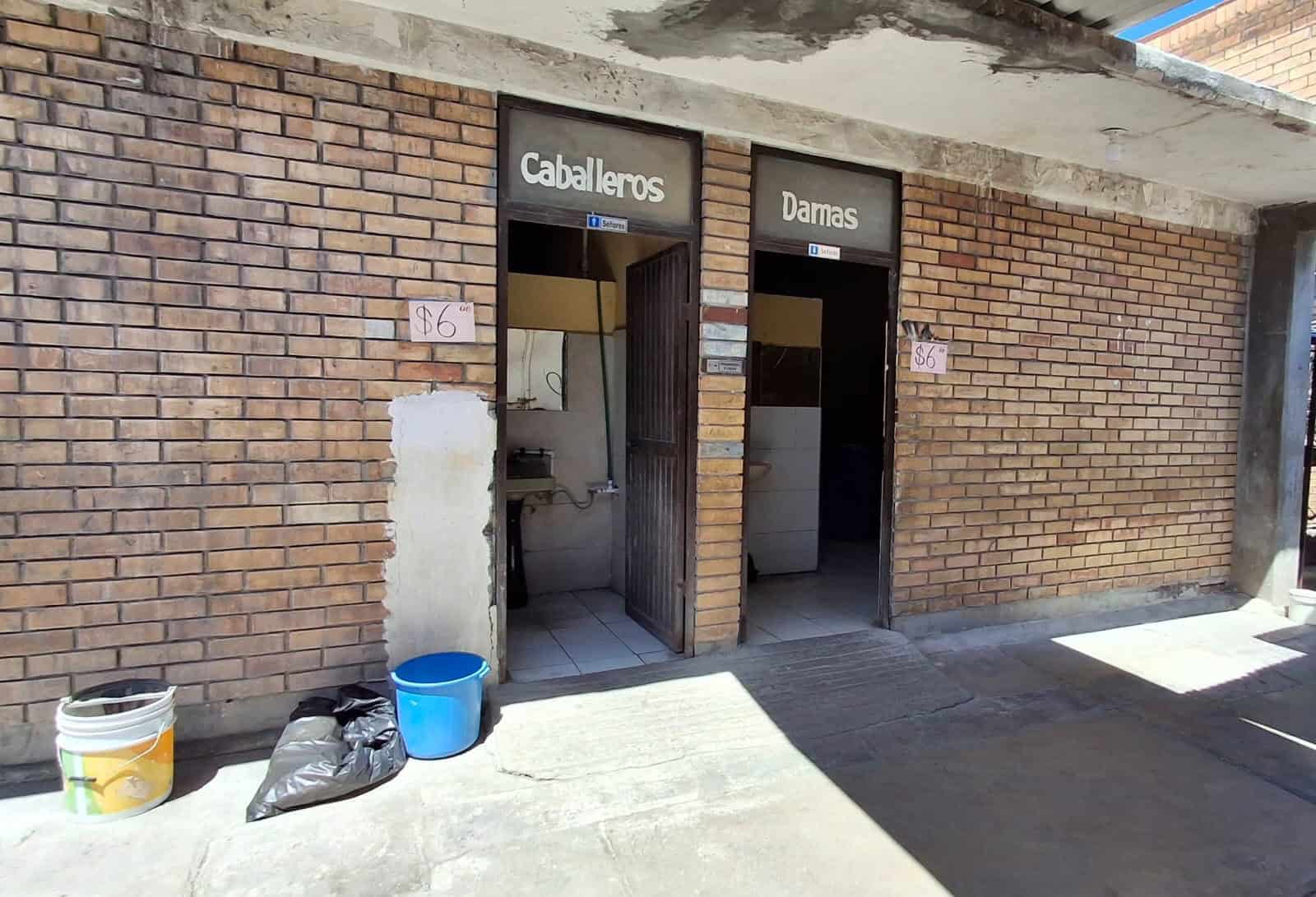 Comerciantes de Fayuca Divididos por Control de Baños en Plaza Miguel Blanco