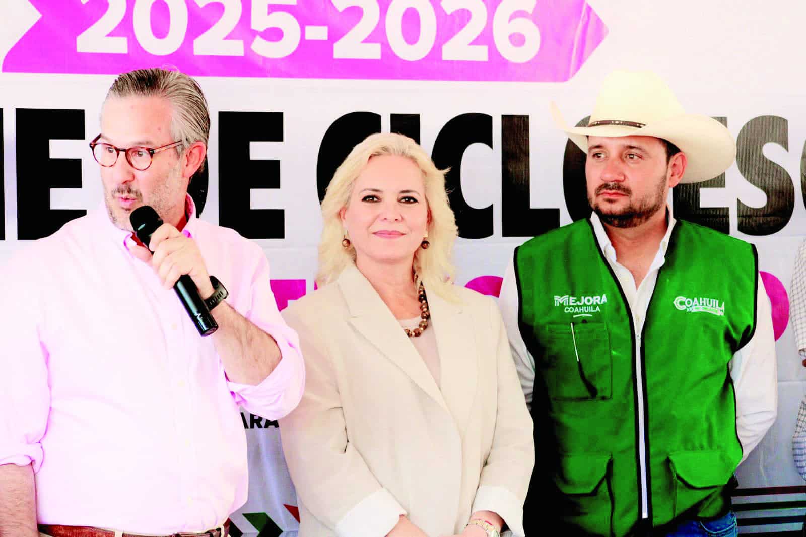 Alcaldesa de Múzquiz lidera entrega de libros de texto gratuitos