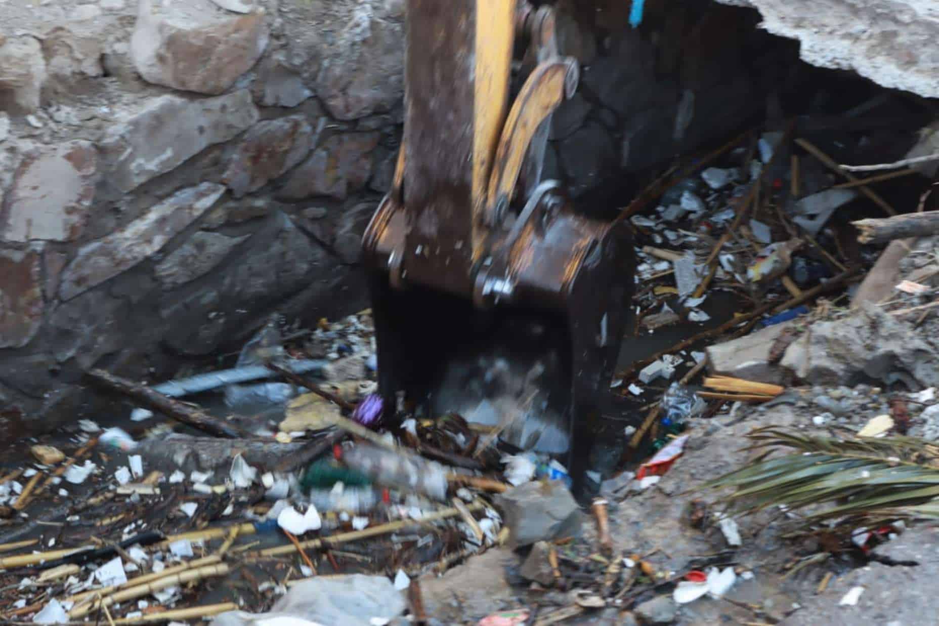 Intensifican trabajos de reconstrucción en la calle Rayón de Saltillo