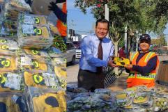 Banco de Alimentos dona guantes a personal de limpieza en Ciudad Acuña