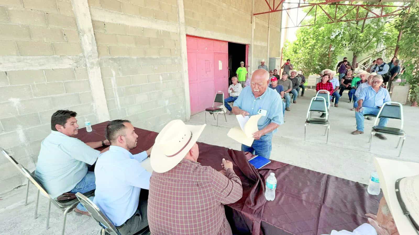 Diego Garduño Guzmán y ejidatarios de Múzquiz abordan robo de ganado
