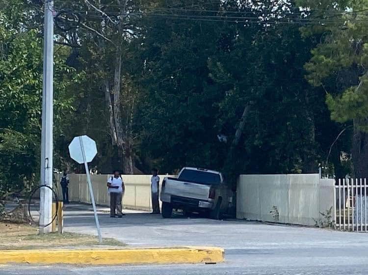 Estudiantes del CECyTEC causan choque y dejan sin luz a sectores de Morelos