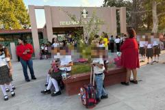Molestia en Morelos por retraso de directora que dejó a alumnos fuera del plantel
