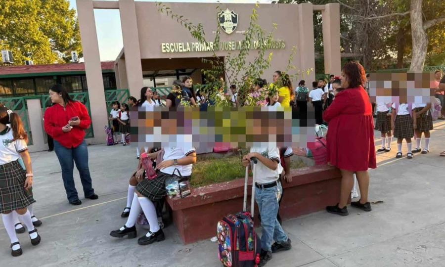 Molestia en Morelos por retraso de directora que dejó a alumnos fuera del plantel