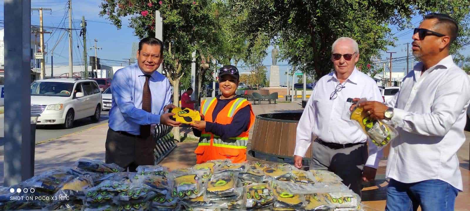 Banco de Alimentos dona guantes a personal de limpieza en Ciudad Acuña