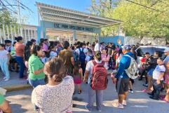 Padres de familia toman primaria en Monclova por falta de energía eléctrica