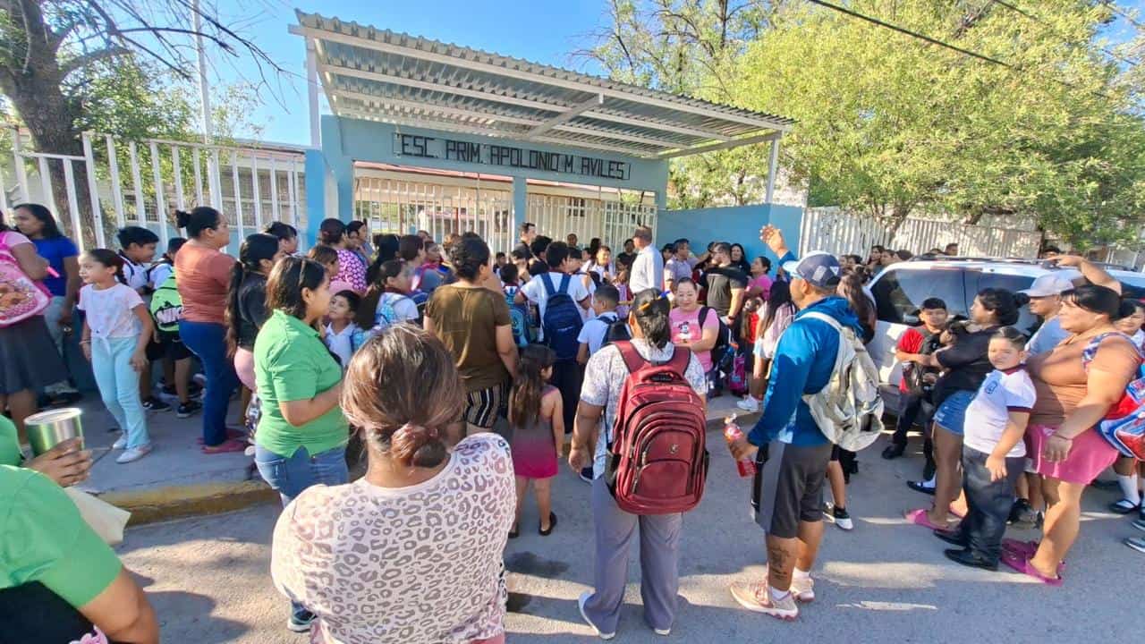 Padres de familia toman primaria en Monclova por falta de energía eléctrica